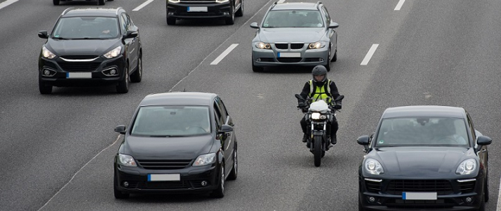 La circulation interfile des motos et scooters est-elle vraiment interdite ?